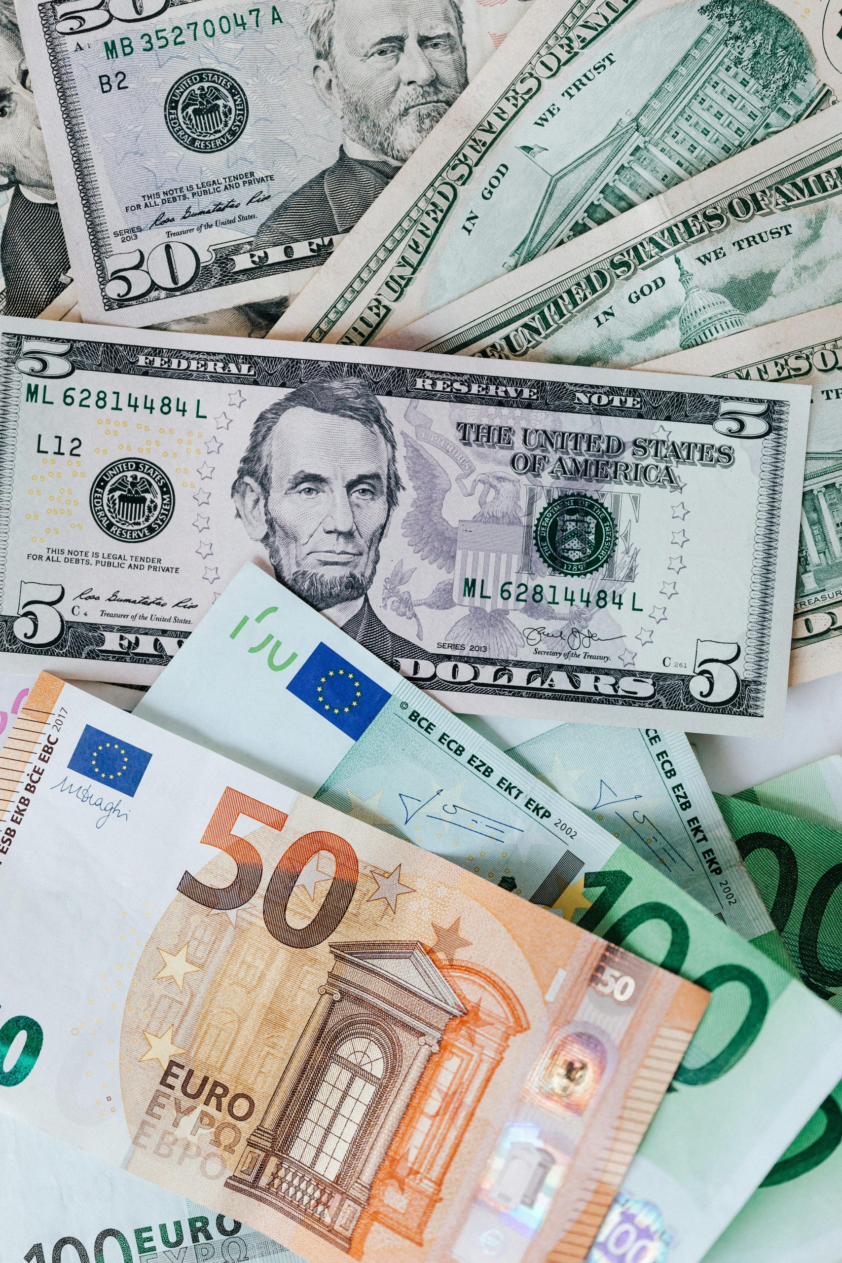 el banco central fija las tasas de cambio del dolar y el euro en rd