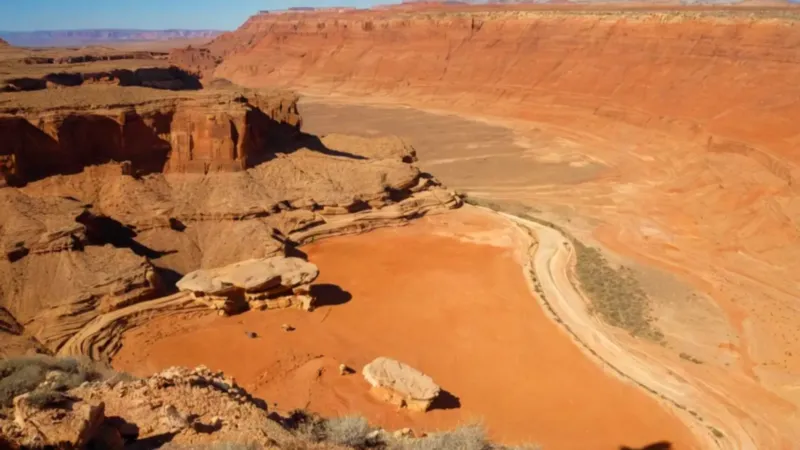 Arqueólogo excava un esqueleto en el desierto