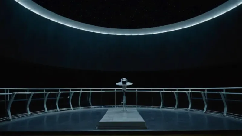 Un astrónomo ante un telescopio colosal