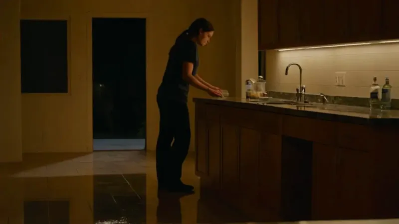 Una figura sedienta en la cocina oscura