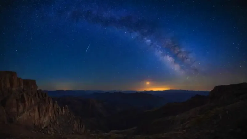 Silueta bajo una lluvia de estrellas