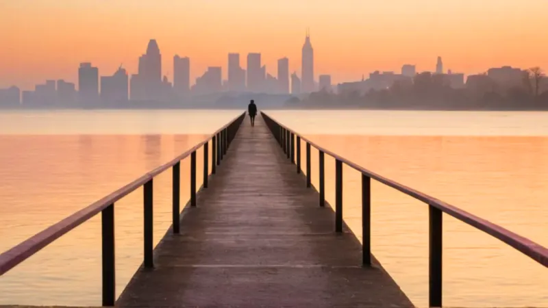 Figura solitaria en un puente al amanecer