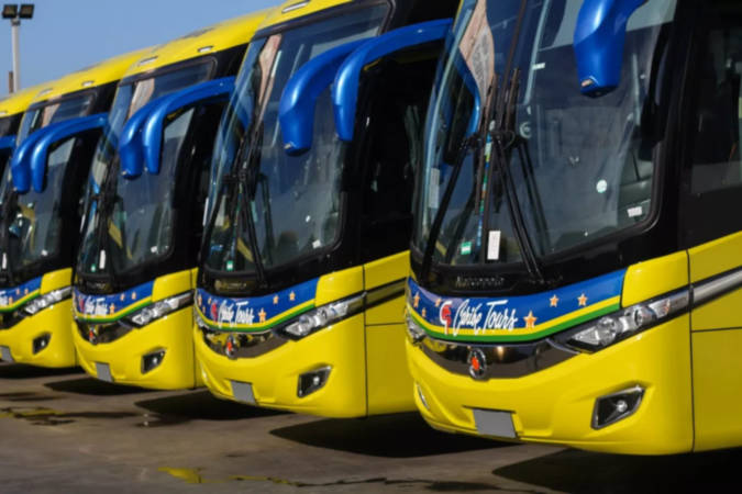 autobus de caribe tours colisiona tras deslizarse en la carretera