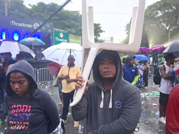 cientos celebran el ano nuevo en el malecon de santo domingo a pesar de la lluvia