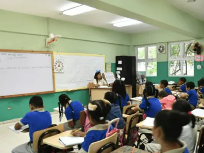 Estudiantes en aulas temporales por falta de cupos