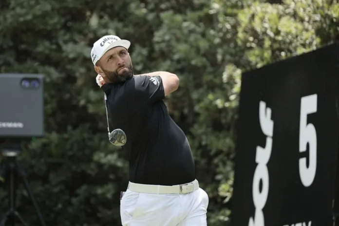 Jon Rahm compitiendo en el Campeonato de la PGA.