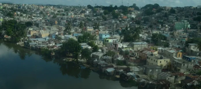 Desalojo de casuchas en río Ozama