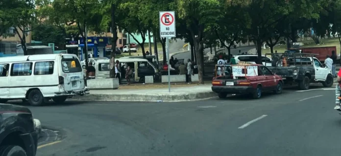 Parqueo ilegal en distribuidor Domingo Savio.