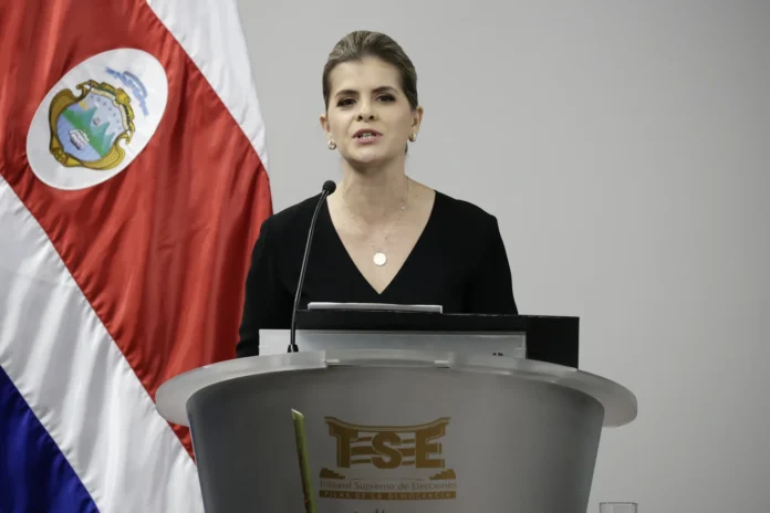 Laura Fernández en misa con la Virgen.