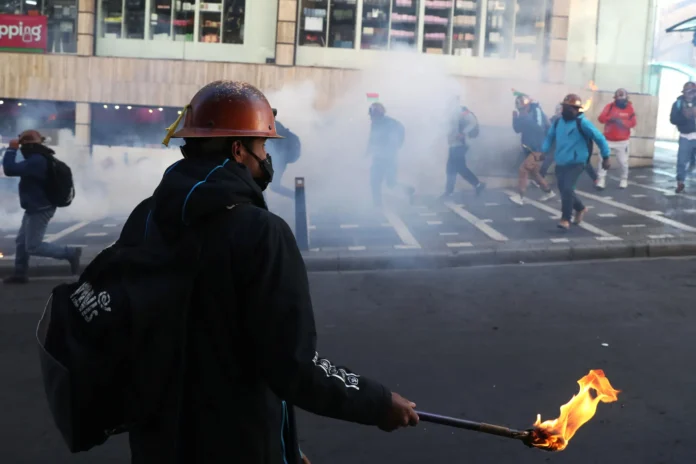 Mineros marchan en La Paz por demandas.