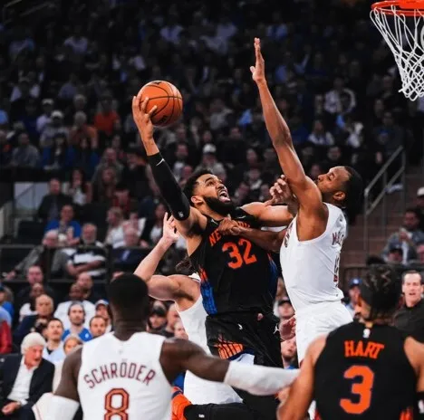 Knicks celebran victoria sobre Cavaliers en playoffs.