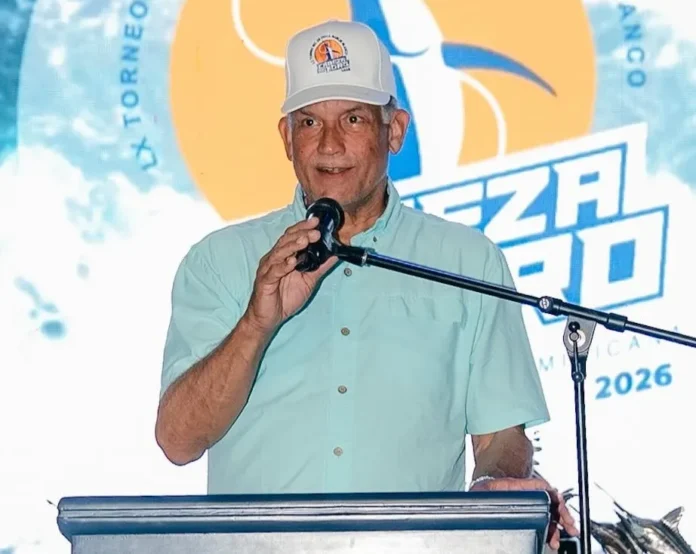 Pedro Benetti libera marlin blanco en torneo
