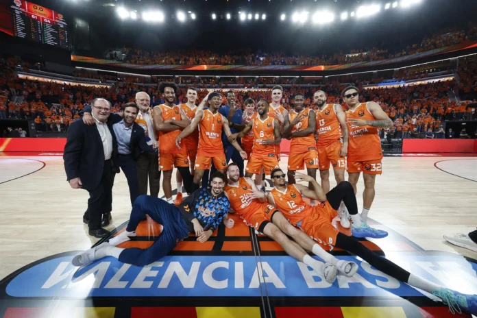 Valencia Basket celebra su histórica clasificación.