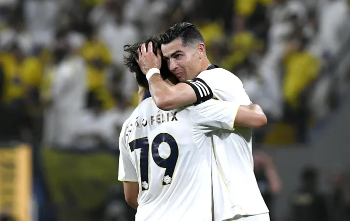 Cristiano Ronaldo celebra su primer título en Arabia.