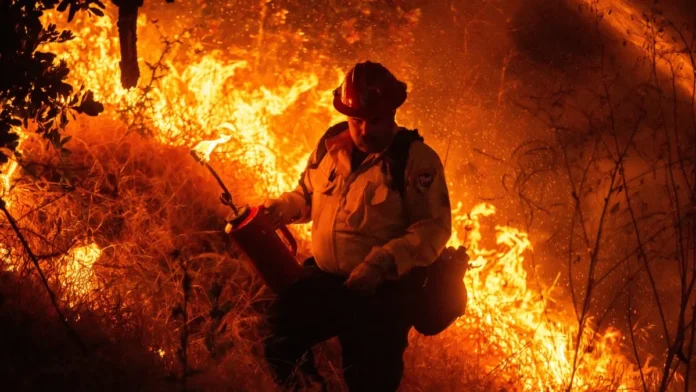 Incendio forestal en California y evacuaciones.