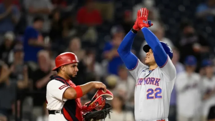 Juan Soto celebra sus dos jonrones.