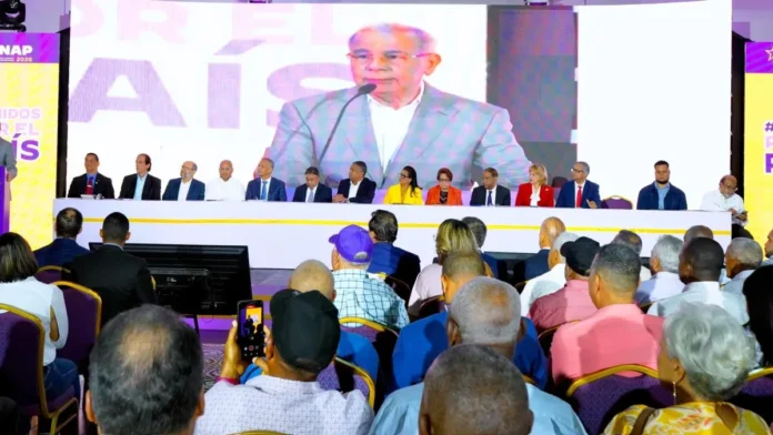 Danilo Medina critica al PRM en asamblea.