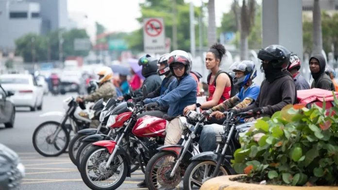 Motoristas agreden a chofer en Santo Domingo