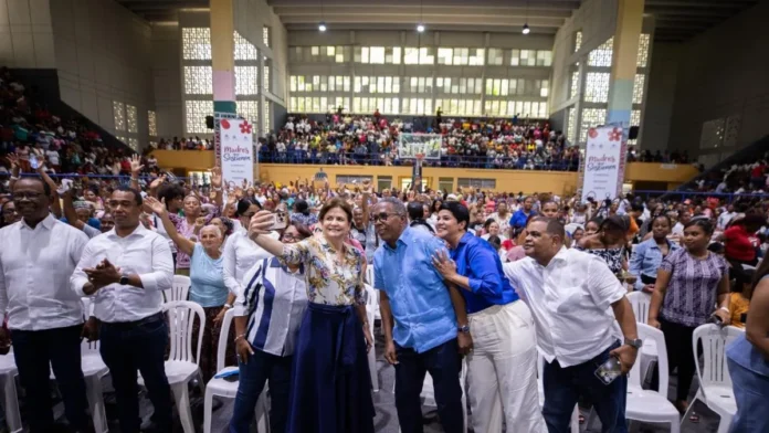 Raquel Peña celebra a madres en Barahona