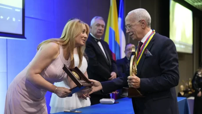 Médico dominicano destacado en medicina regenerativa.