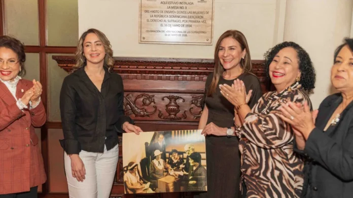 Develación de tarja en Palacio Consistorial