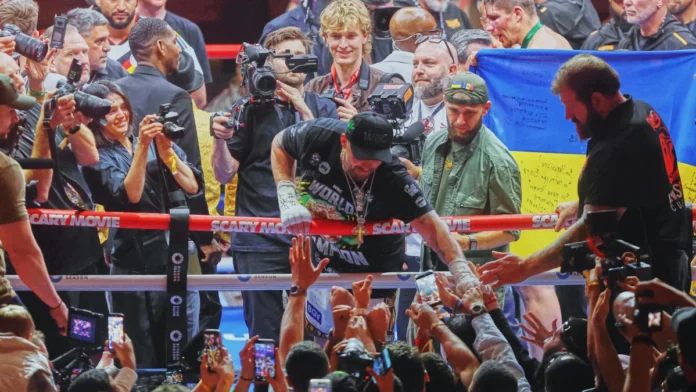 Usyk celebra su victoria por nocaut técnico.