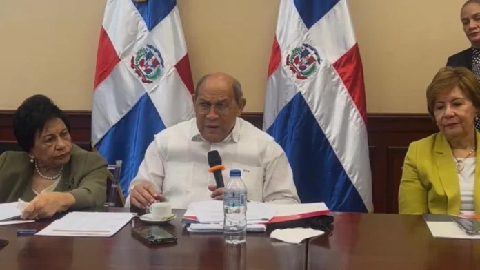 Comisión avanza en reforma educativa nacional.