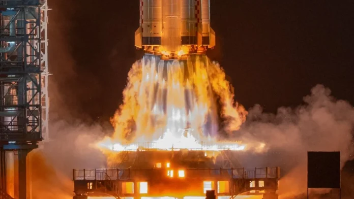 Lanzamiento de Shenzhou 23 con astronautas.