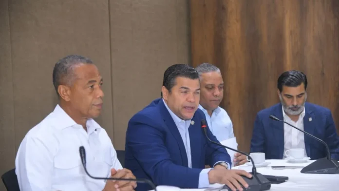 Diálogo entre diputados y motoconchos por seguridad.