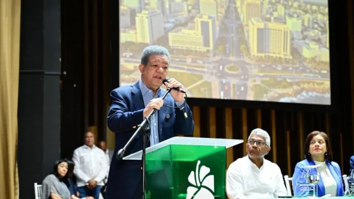 Leonel Fernández critica al PRM y propone estrategia.