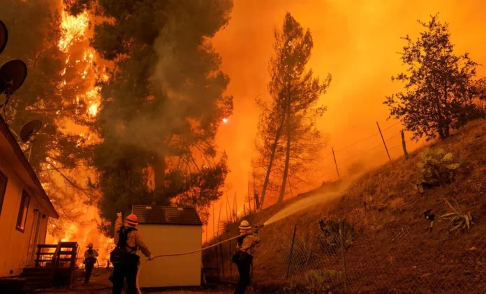 Incendios forestales en California y evacuaciones.
