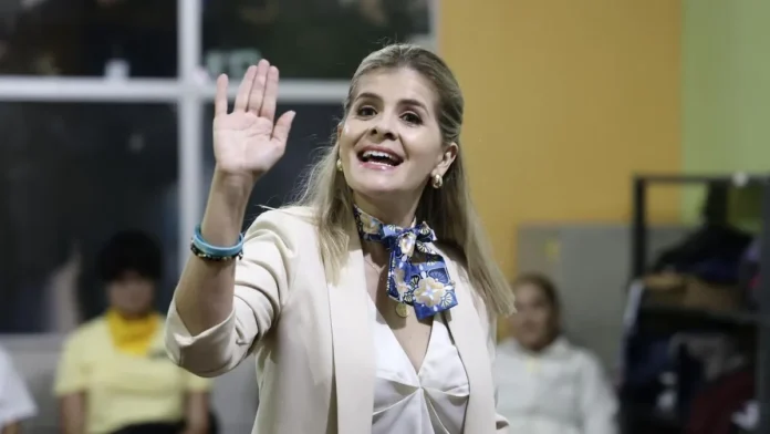 Laura Fernández impulsa tren eléctrico en Costa Rica.