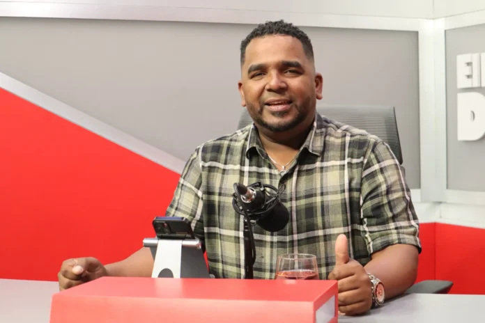 Adán Lesther critica playas privadas en Boca Chica.
