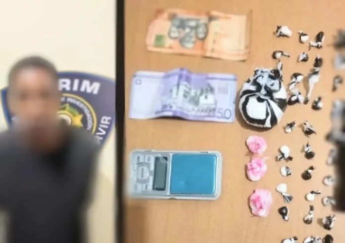 Policía detiene a tres por narcotráfico.