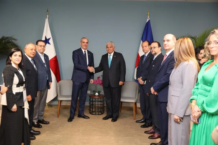 Abinader y Mulino en reunión bilateral.