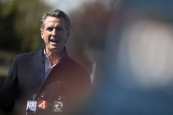 Gavin Newsom denuncia corrupción en Trump.