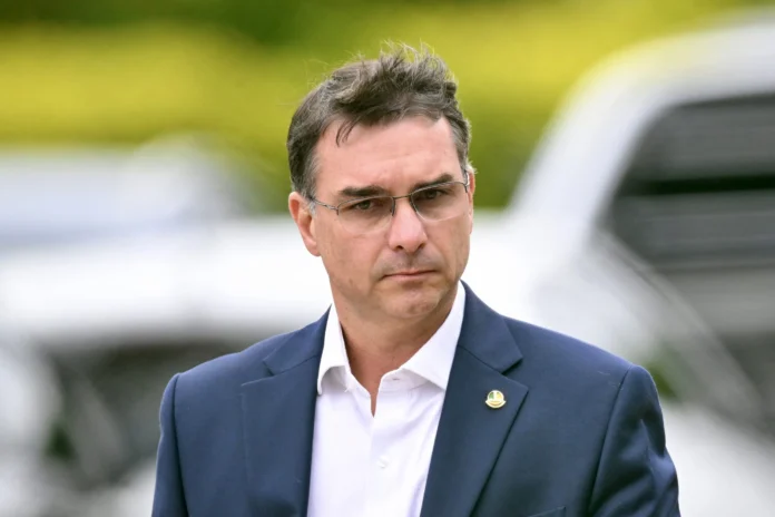 Flávio Bolsonaro critica a Lula por criminales.