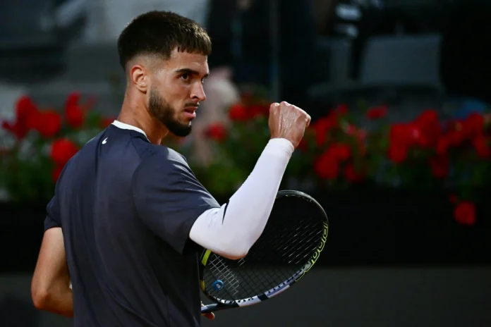 Dino Prizmic celebra su victoria sobre Djokovic.