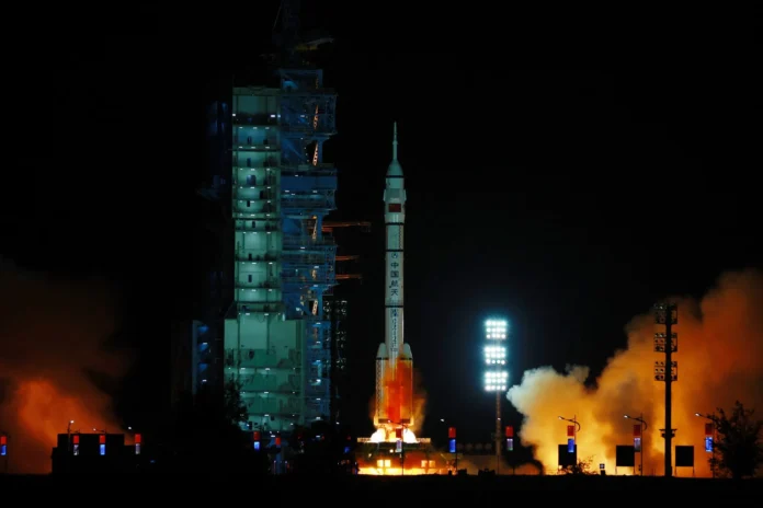 Lanzamiento de astronauta en estación espacial.
