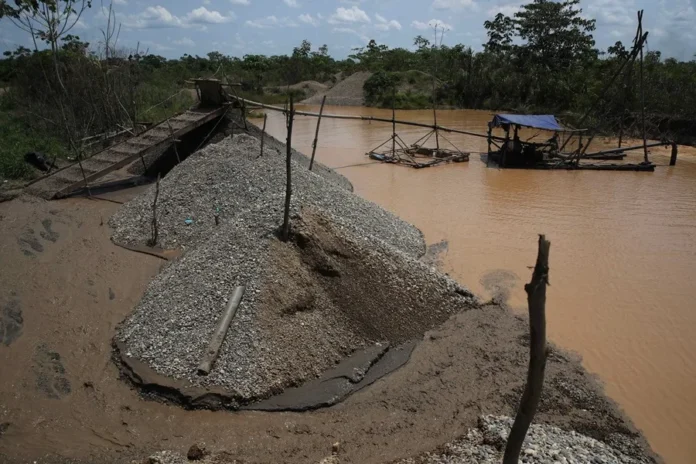 Destrucción de maquinaria de minería ilegal en Perú.
