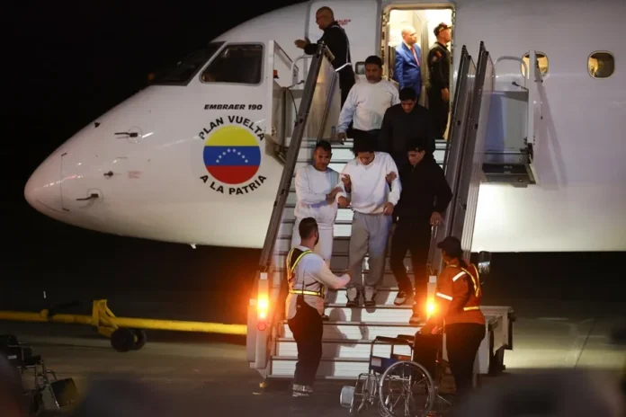 Venezolanos repatriados llegan desde Estados Unidos.