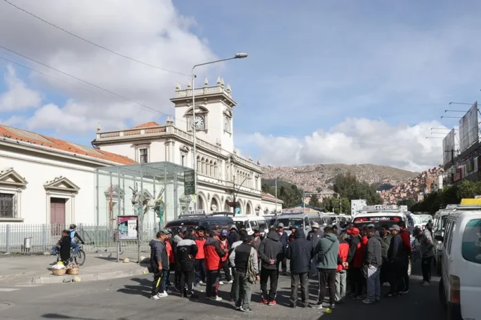 Transportistas bloquean carreteras en Bolivia.