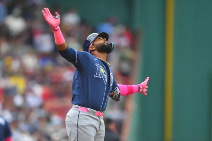 Junior Caminero conecta cuadrangular en Fenway.
