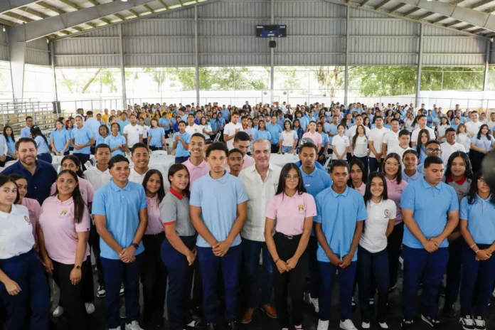 Abinader motiva a estudiantes en Ocoa