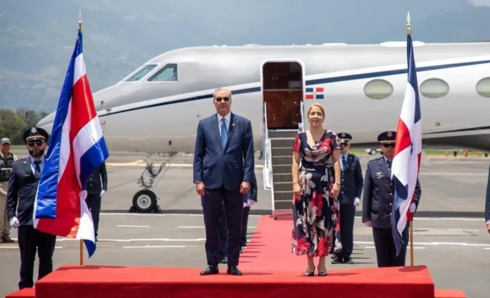 Luis Abinader en ceremonia presidencial en Costa Rica