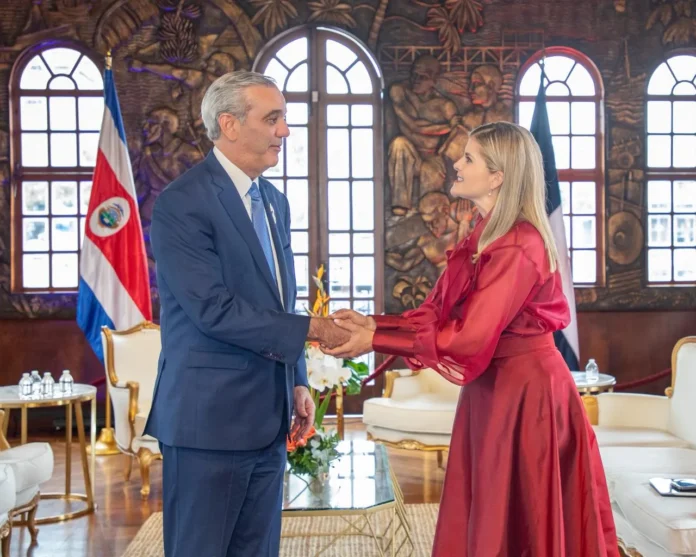 Abinader y presidenta de Costa Rica se reúnen