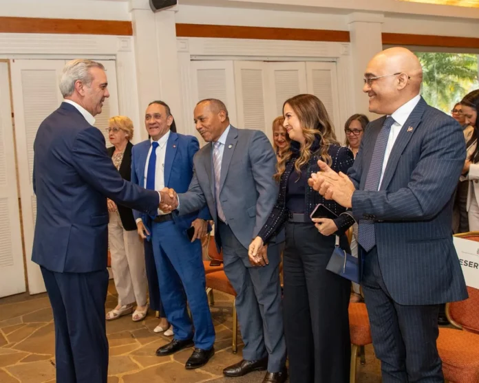 Abinader con la diáspora dominicana en Costa Rica