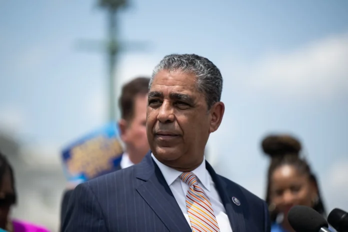 Adriano Espaillat critica ley que fomenta corrupción