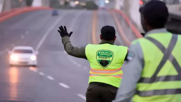Hombre recibe prisión por agredir a agente.