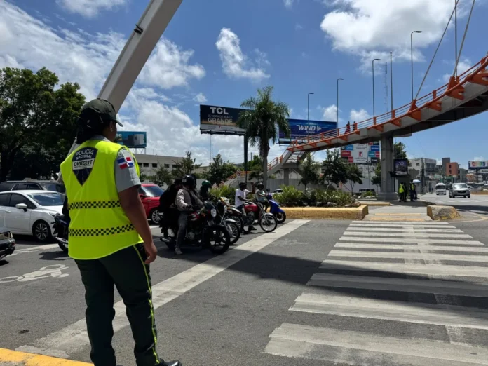 Agentes de Digesett en intersecciones clave